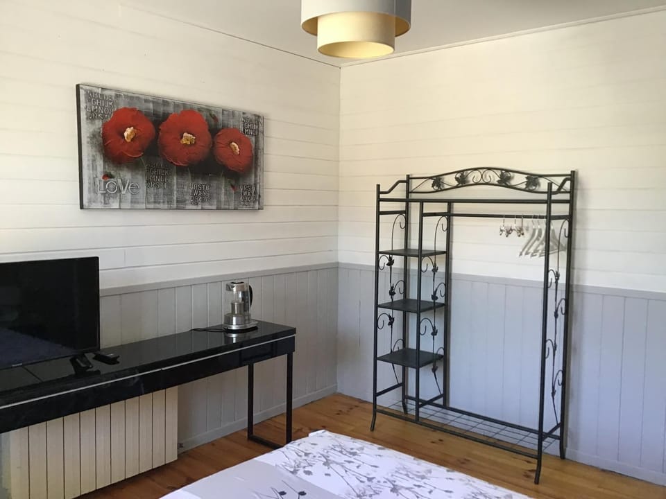 Bed, TV and multimedia, Bedroom