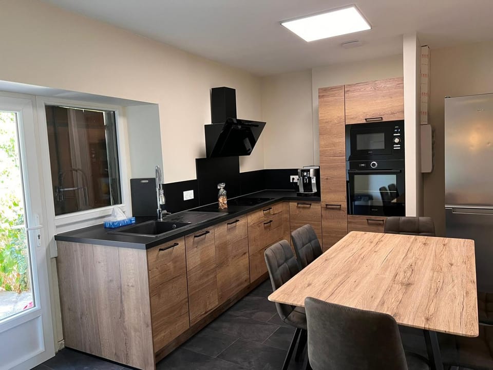 Kitchen or kitchenette, Dining area