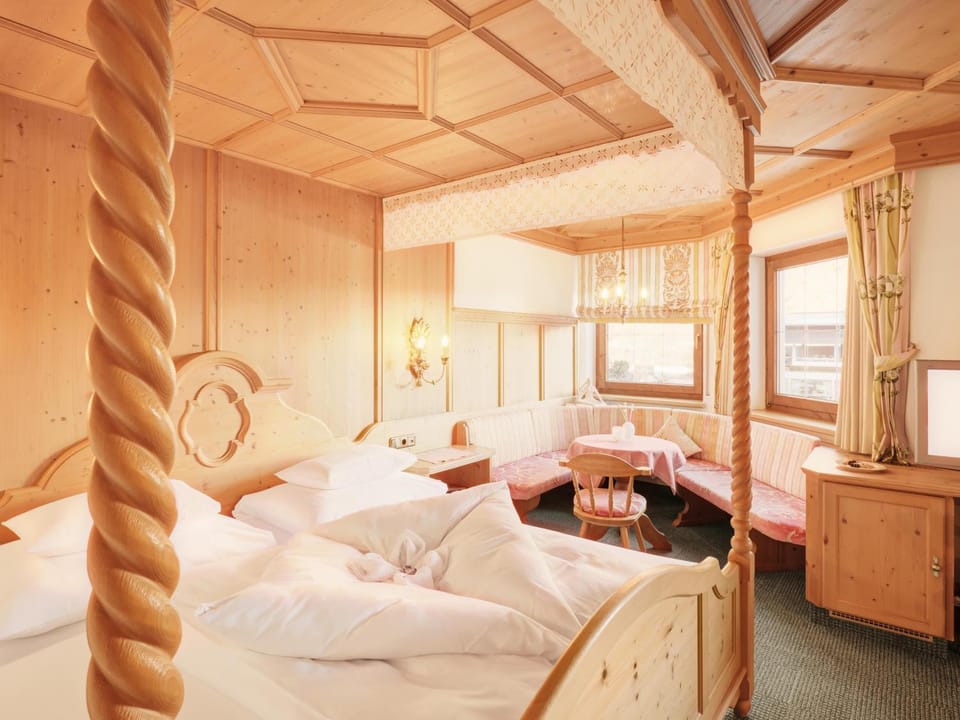 Bed, TV and multimedia, Photo of the whole room, Seating area, Bedroom