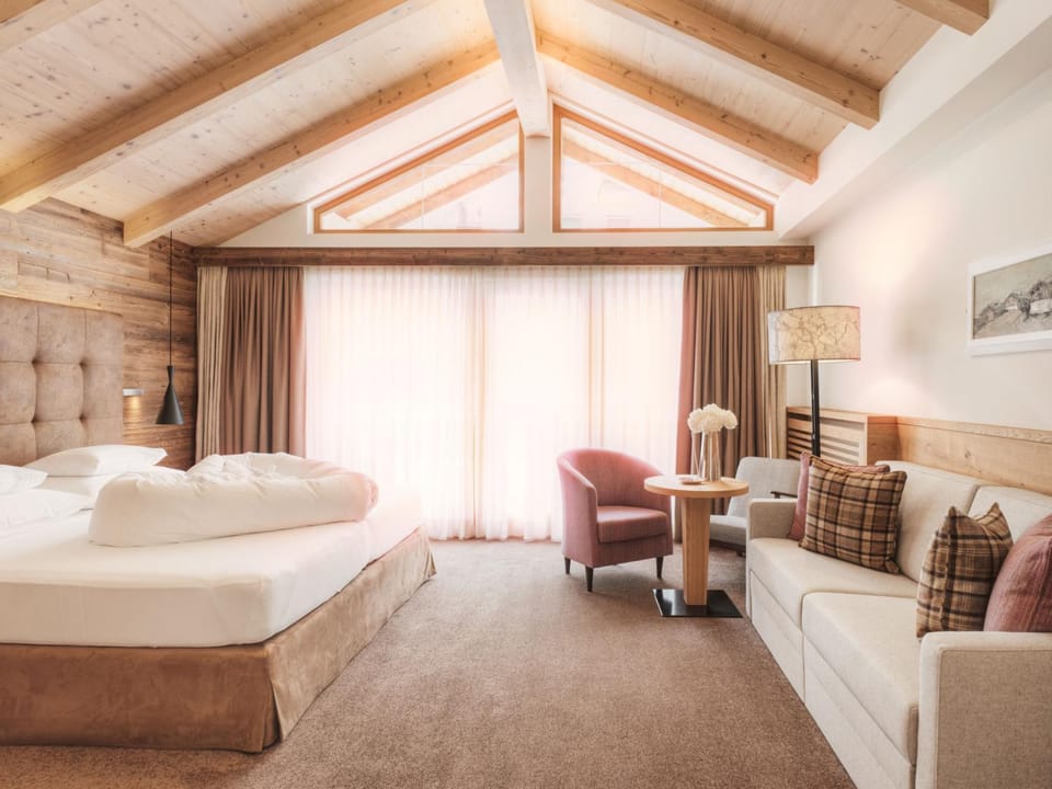Bed, Photo of the whole room, Seating area, Bedroom