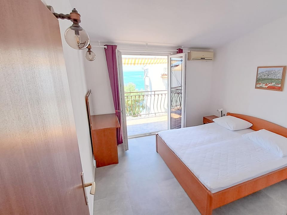 Bed, Bedroom, air conditioner
