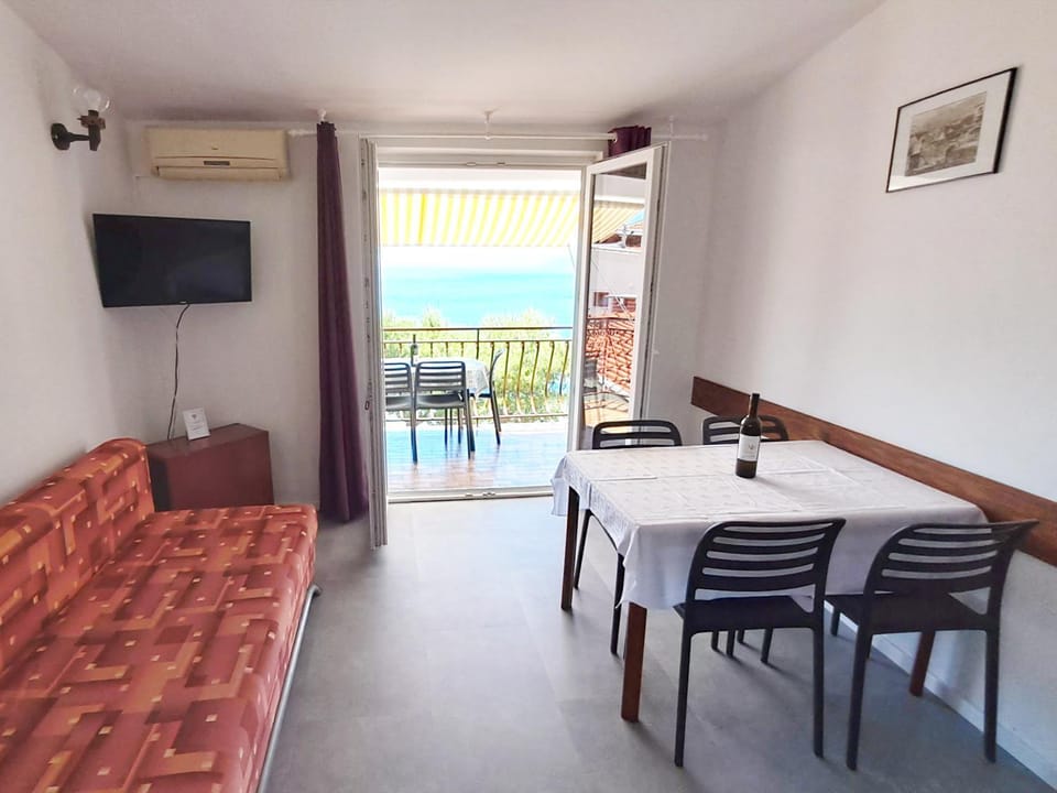 TV and multimedia, View (from property/room), Living room, Dining area, air conditioner