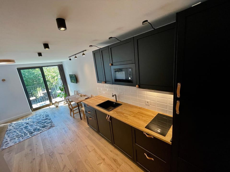 Kitchen or kitchenette, minibar