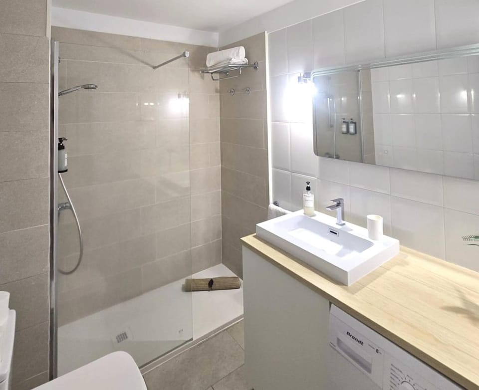 Shower, Bathroom, towels