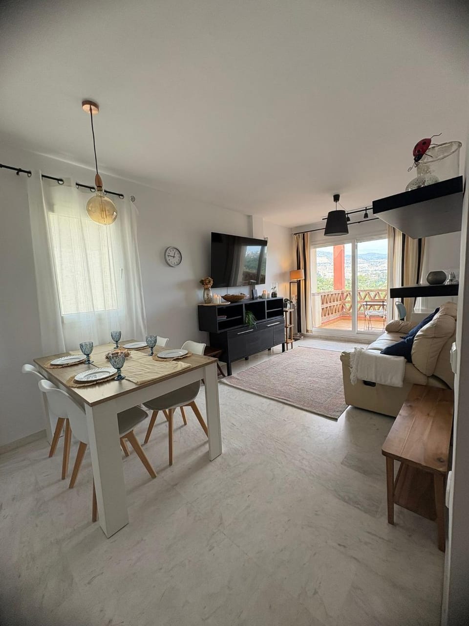 Communal lounge/ TV room, TV and multimedia, Living room, Seating area, Dining area
