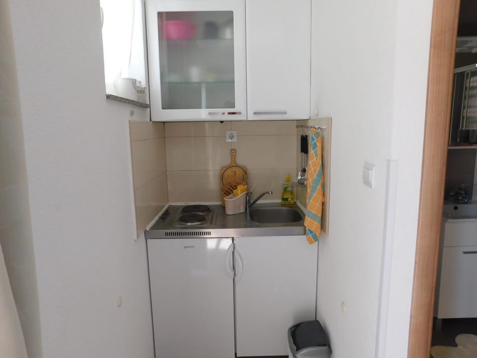 Kitchen or kitchenette, oven