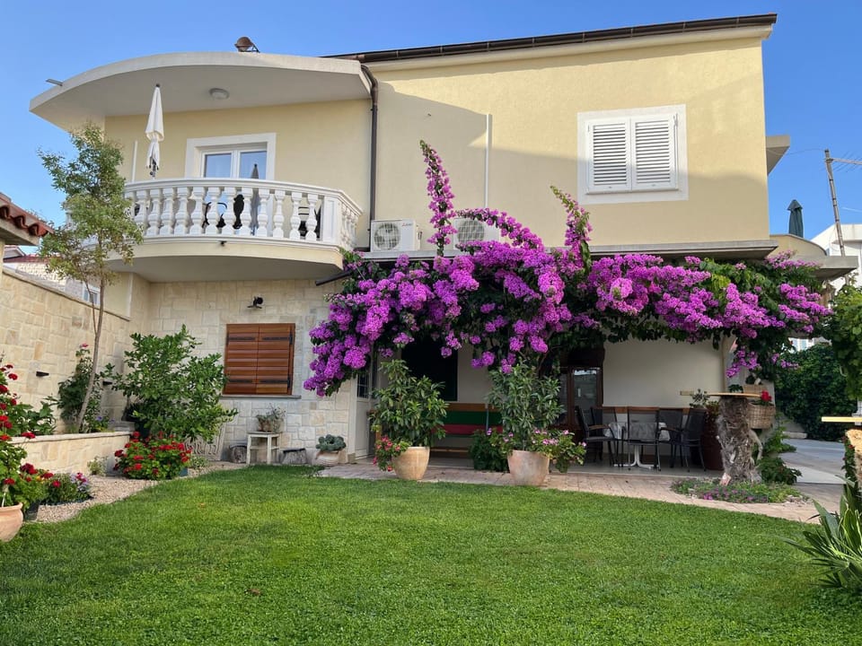 Property building, Day, Garden, Garden view