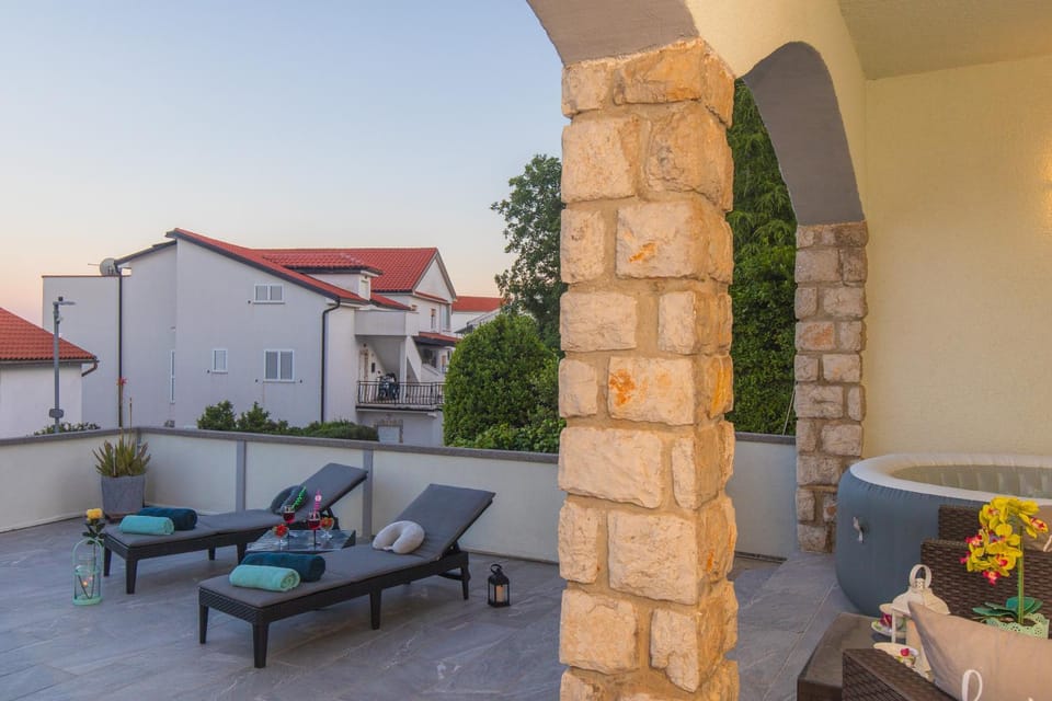 Day, Balcony/Terrace, Seating area