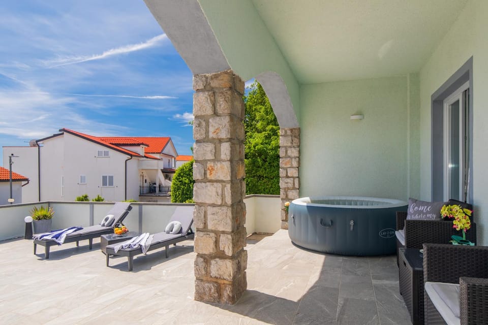 Day, Hot Tub, Balcony/Terrace, sunbed