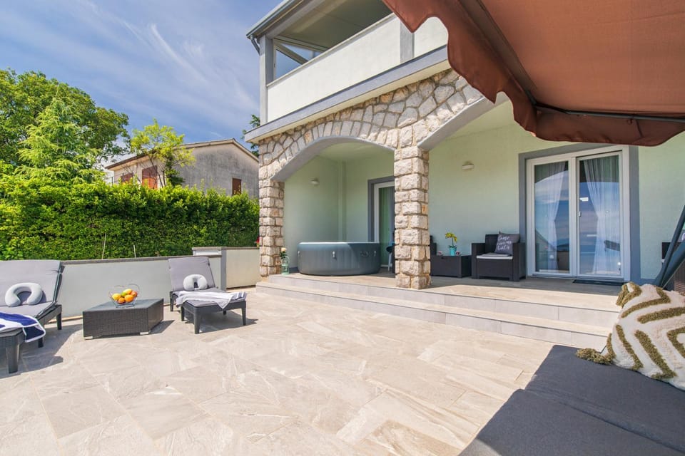 Property building, Day, Balcony/Terrace, Seating area, sunbed