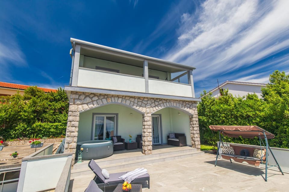 Property building, Day, Balcony/Terrace