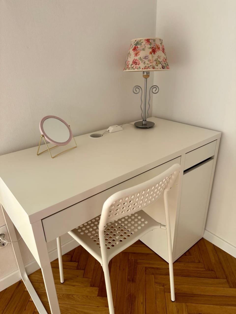 Bedroom, hair dresser