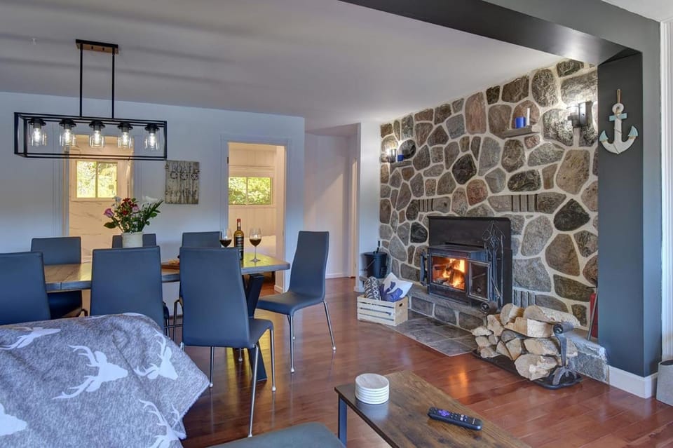 Bécassines Private Spa & Pool table , Waterfront Chalet in Ontario