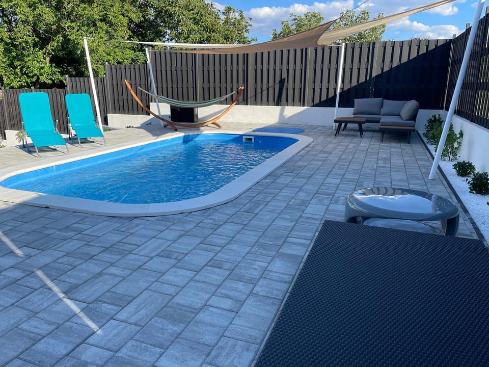 Swimming pool, Swimming pool