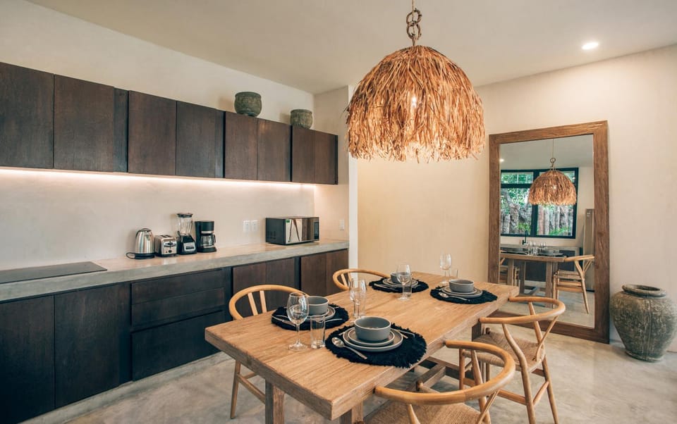 Coffee/tea facilities, Kitchen or kitchenette, Seating area, Dining area, toaster