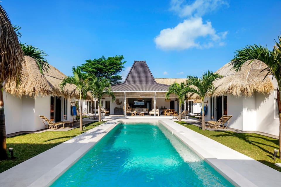 Property building, Patio, Day, Garden, Garden view, Pool view, Swimming pool, sunbed
