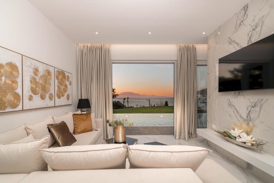 Natural landscape, TV and multimedia, Living room, Seating area, Sea view