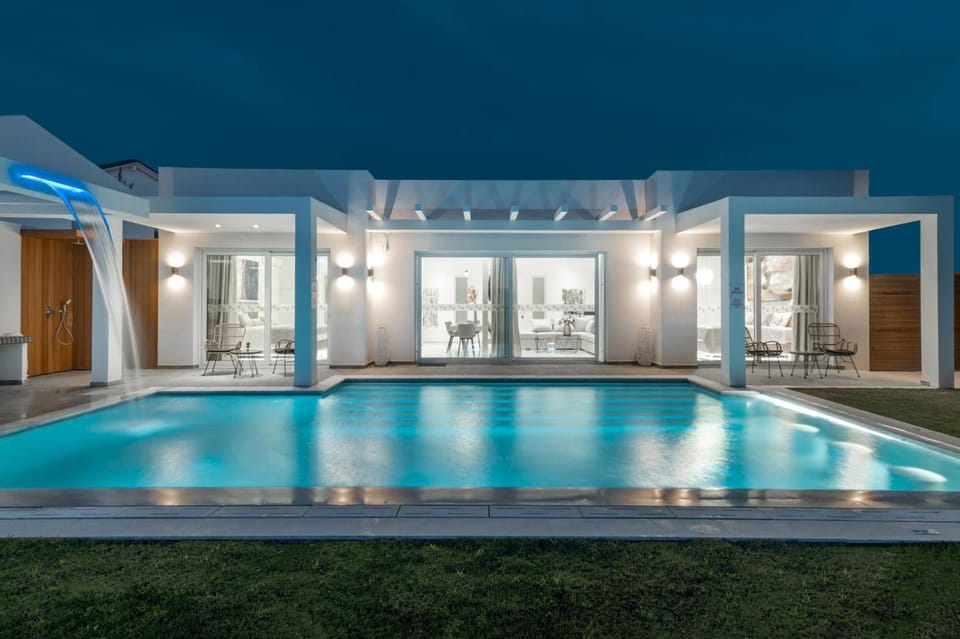 Property building, Night, Pool view, Swimming pool, sunbed