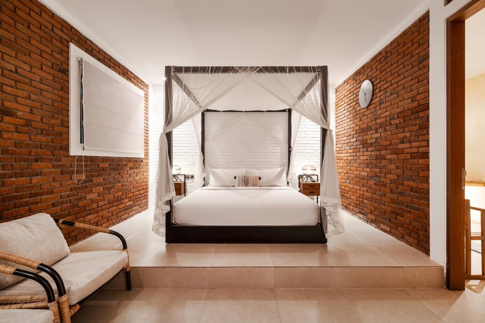 Bed, Seating area, Bedroom, air conditioner