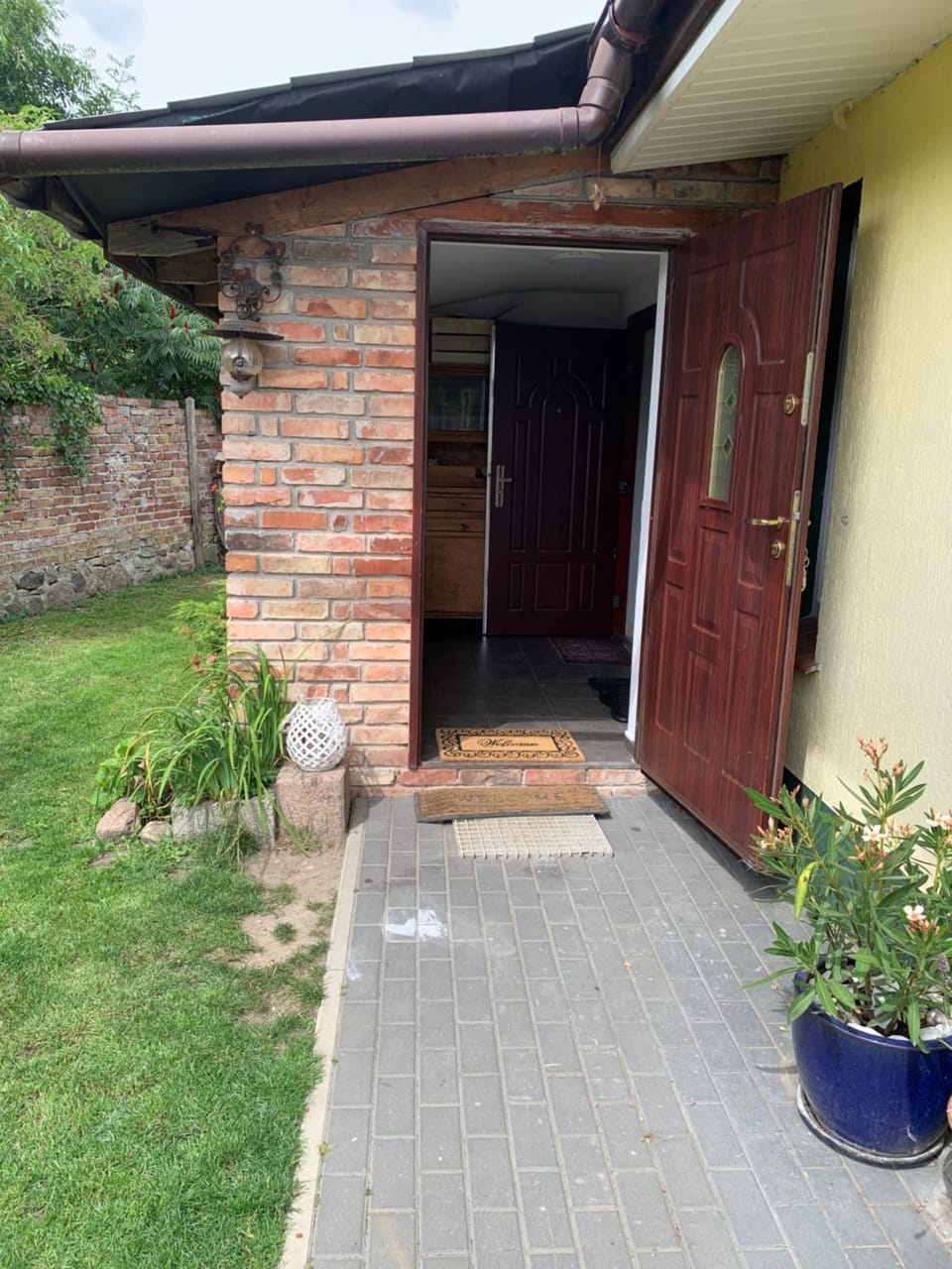 Property building, Facade/entrance, Garden, Garden view