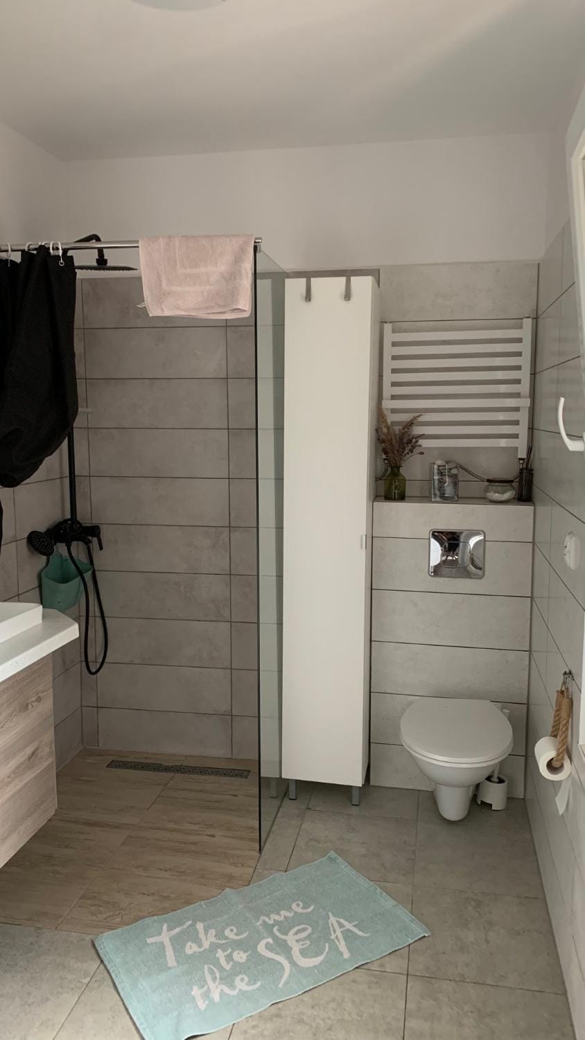 Bathroom, towels