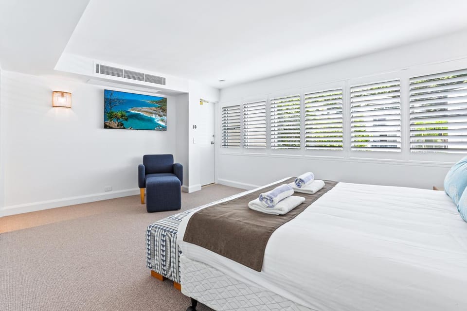 Bed, TV and multimedia, Photo of the whole room, Bedroom, towels, air conditioner