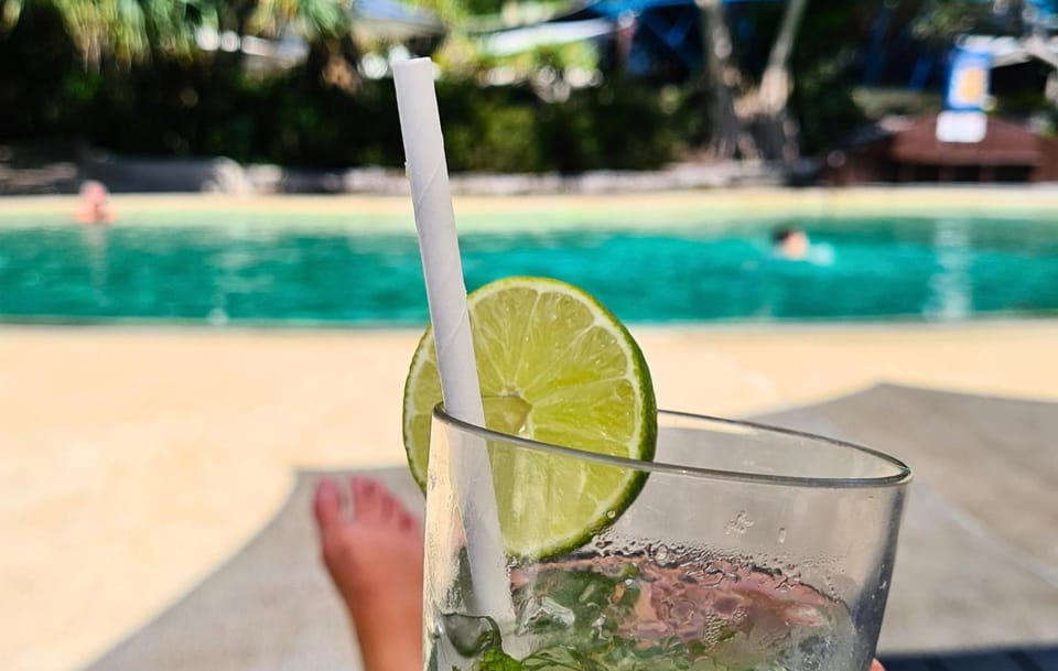 Day, People, Food and drinks, Pool view, Swimming pool, Swimming pool, Drinks, sunbed