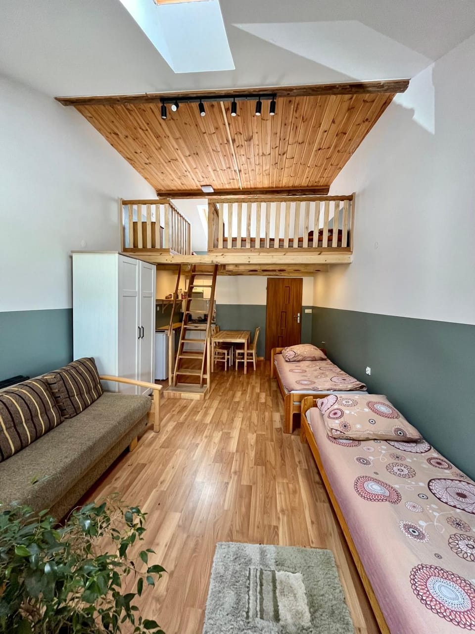 Bed, Photo of the whole room, Seating area