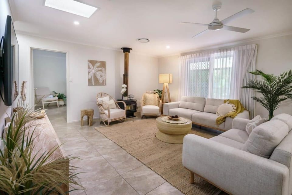 TV and multimedia, Living room, Seating area, fireplace