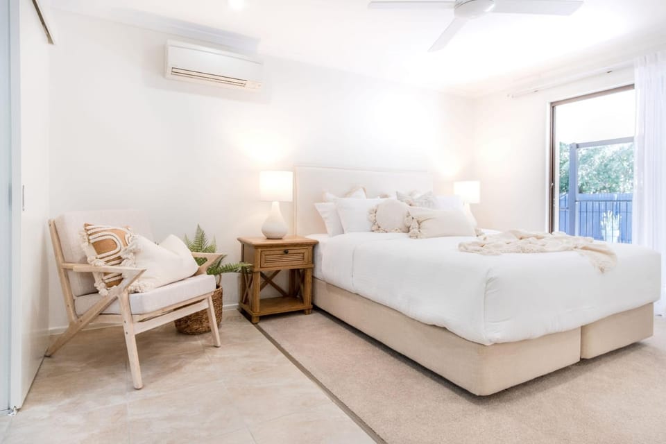 Bed, Photo of the whole room, Bedroom, air conditioner