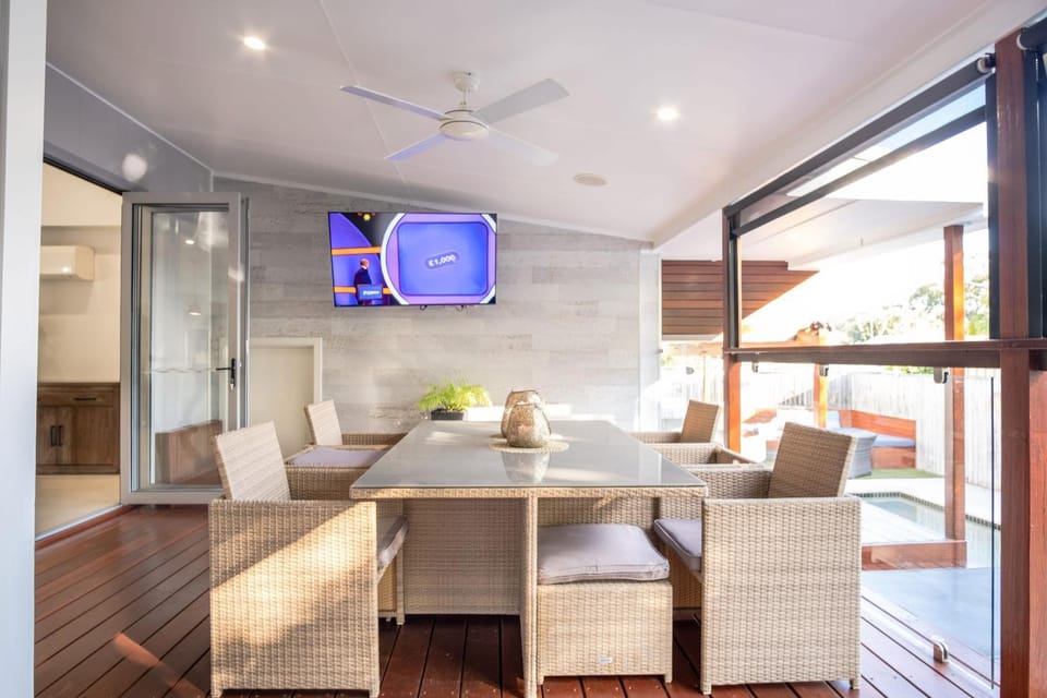 TV and multimedia, Seating area, Dining area, Evening entertainment