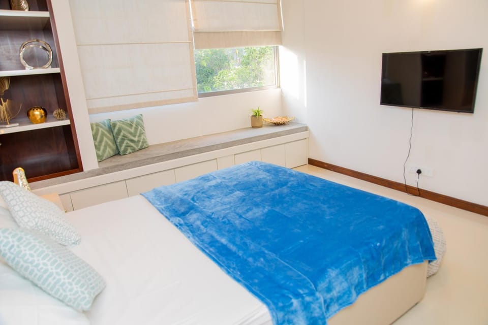 Bed, TV and multimedia, Seating area