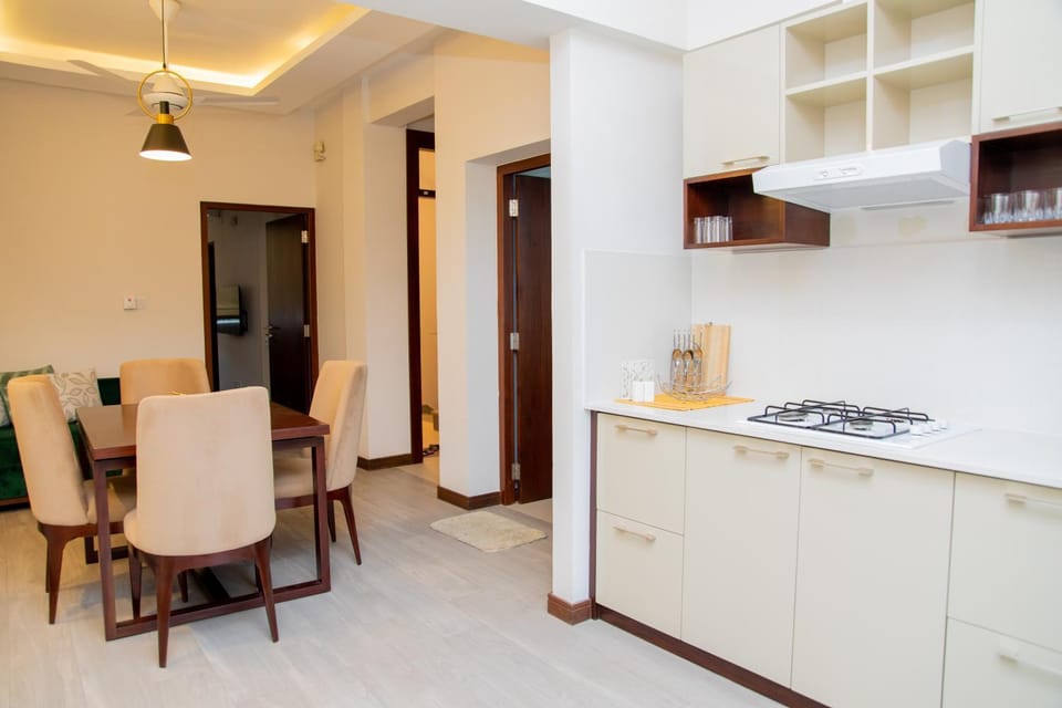 Kitchen or kitchenette, Seating area, stove