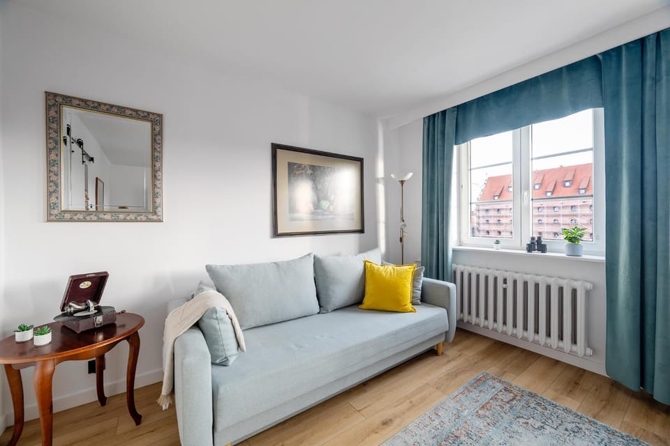 Bed, TV and multimedia, View (from property/room), Living room, Photo of the whole room, Seating area, Bedroom, City view, Landmark view, River view