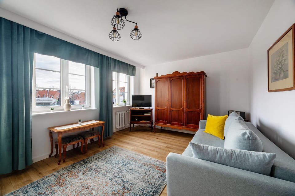 Bed, TV and multimedia, View (from property/room), Living room, Photo of the whole room, Seating area, Bedroom, City view, Landmark view, River view