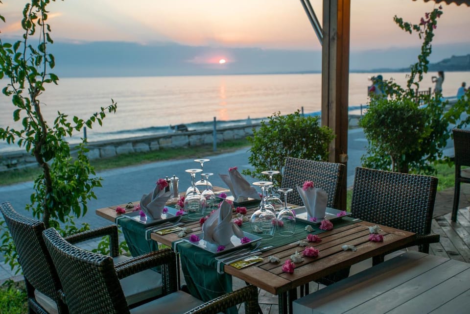 Patio, Restaurant/places to eat, Day, Natural landscape, Food and drinks, Dining area, Mountain view, Sea view, Drinks, Sunset