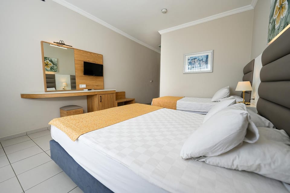 Bed, TV and multimedia, Photo of the whole room, Decorative detail, Bedroom, towels, air conditioner
