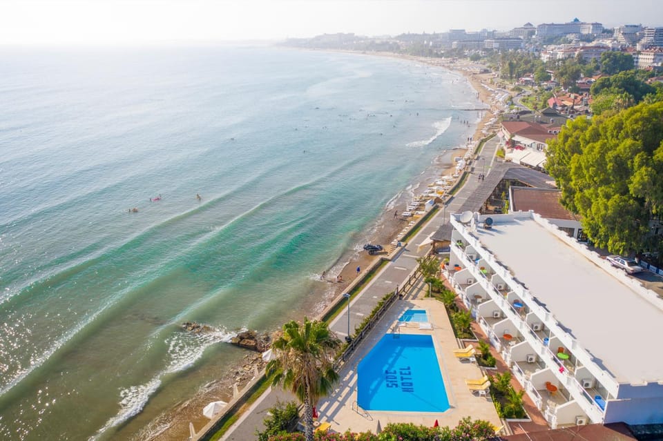 Property building, Nearby landmark, Day, Natural landscape, Bird's eye view, Beach, Pool view, Sea view, Swimming pool, sunbed