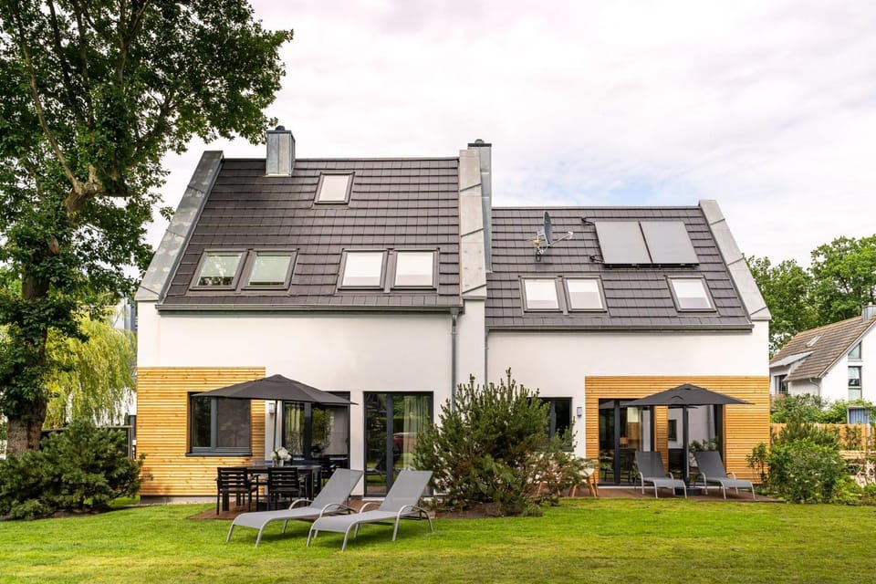 Property building, Facade/entrance, Garden, Garden, Balcony/Terrace