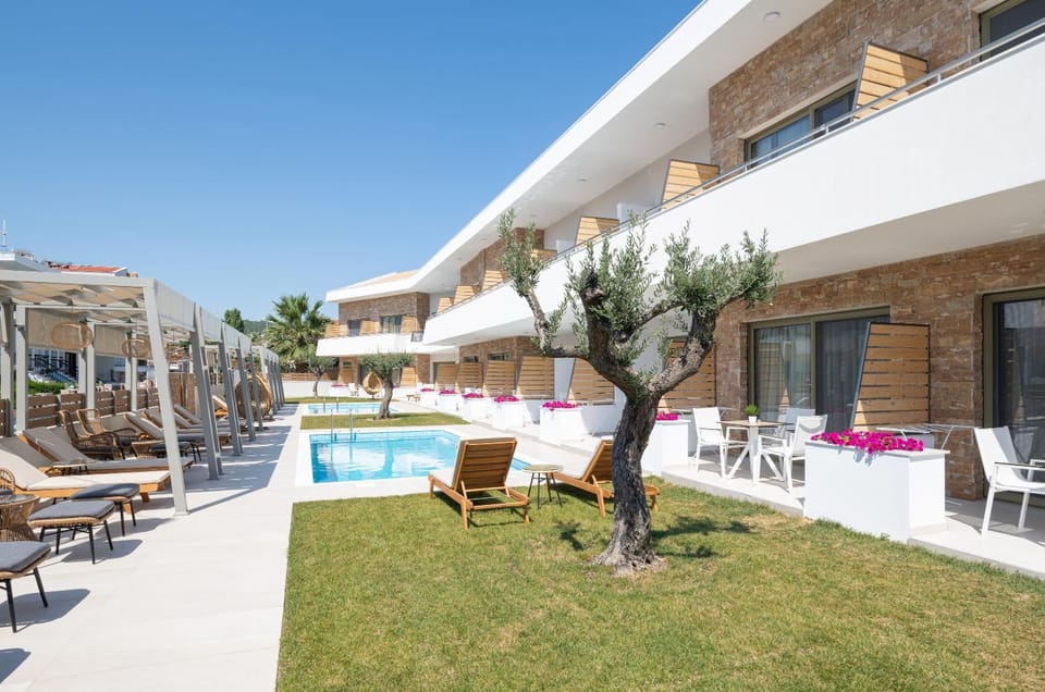 Balcony/Terrace, Swimming pool, sunbed