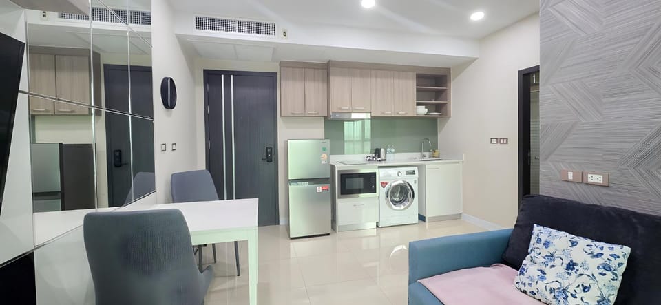 Kitchen or kitchenette, Seating area, Dining area, stove, washing machine