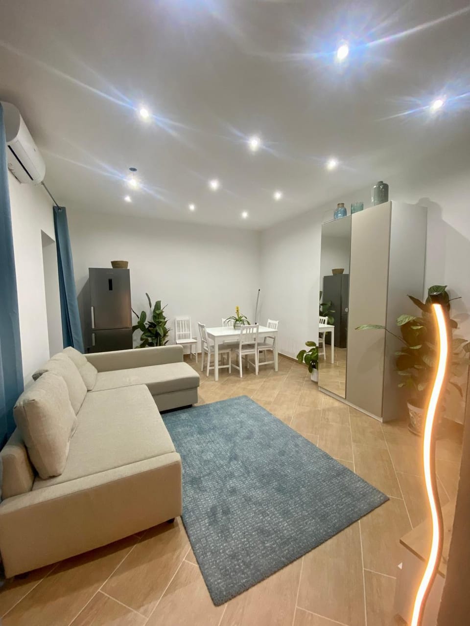 TV and multimedia, Living room, Seating area, Dining area, air conditioner