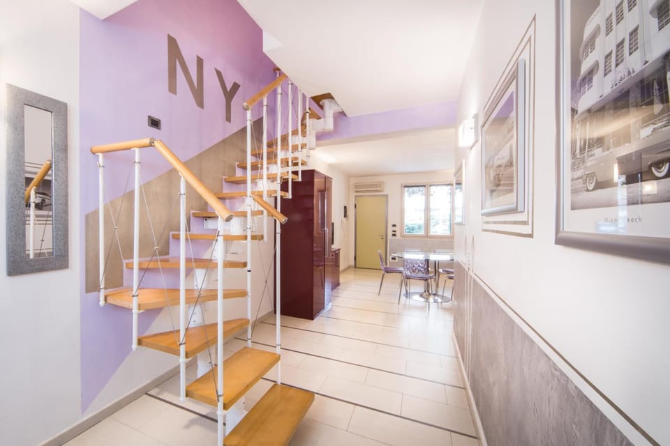 Photo of the whole room, Decorative detail