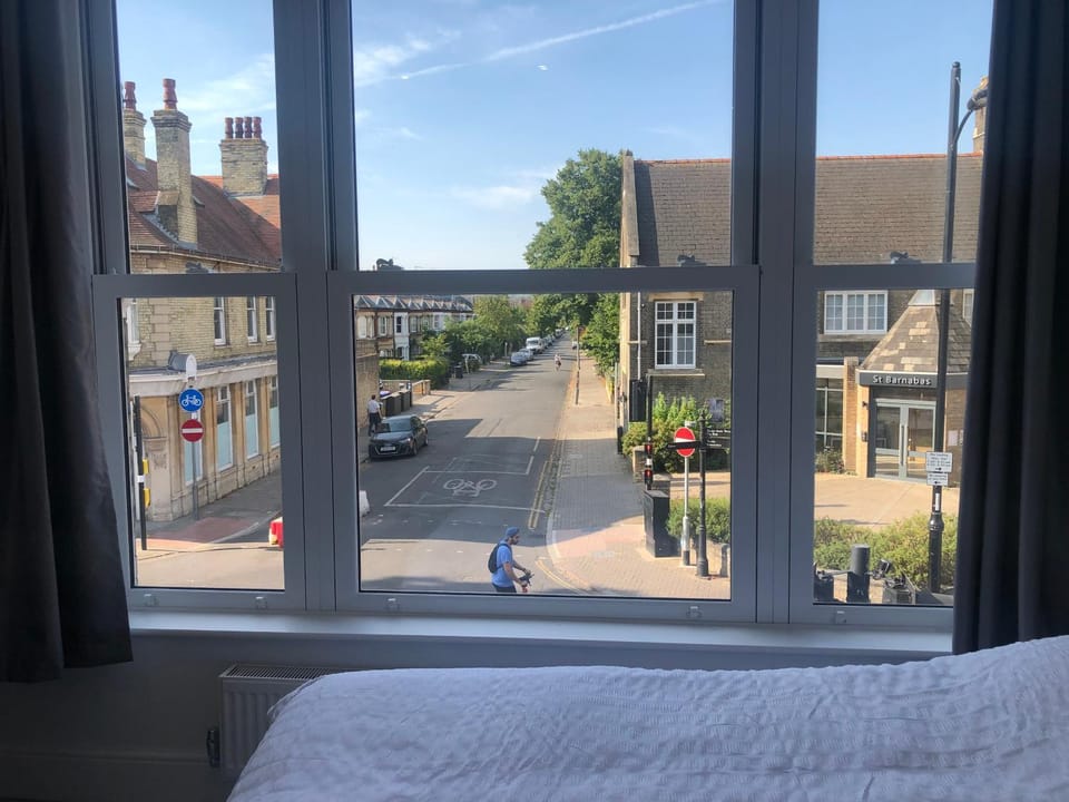 Bed, Day, Neighbourhood, City view, Street view, Location