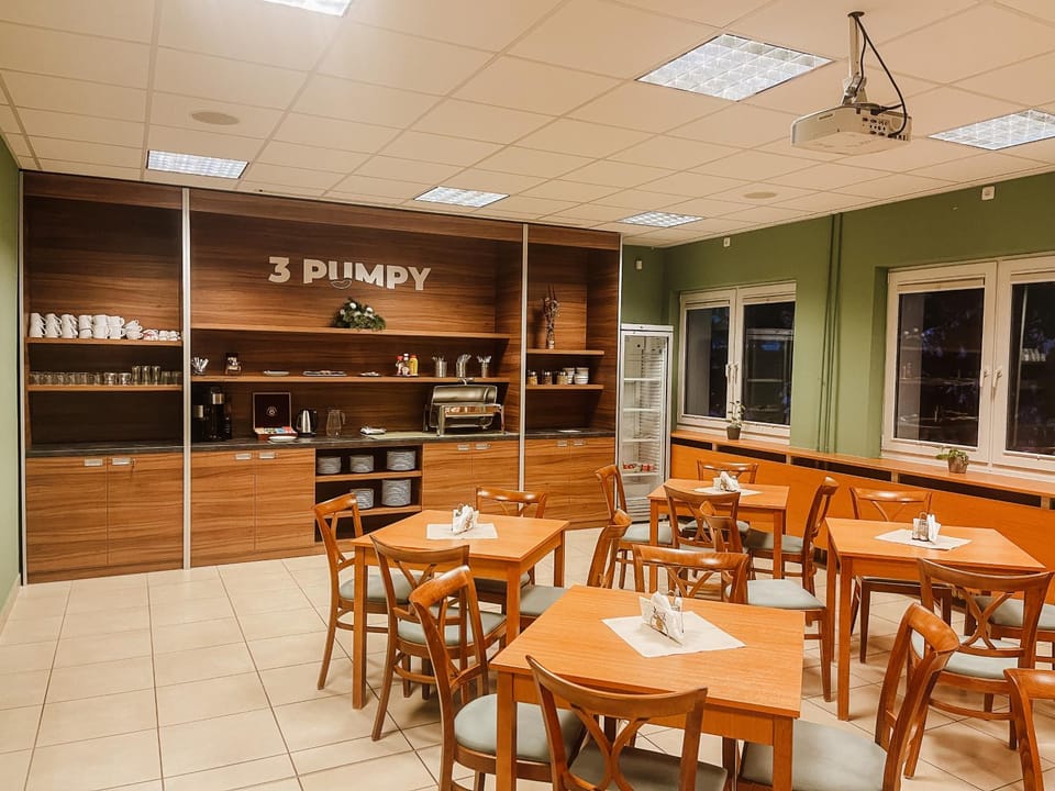 Food and drinks, Seating area, Food