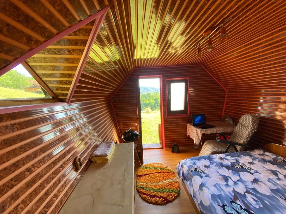 Bedroom, Mountain view