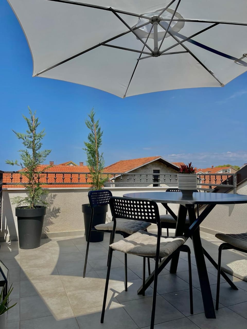 View (from property/room), Balcony/Terrace, Seating area, Dining area