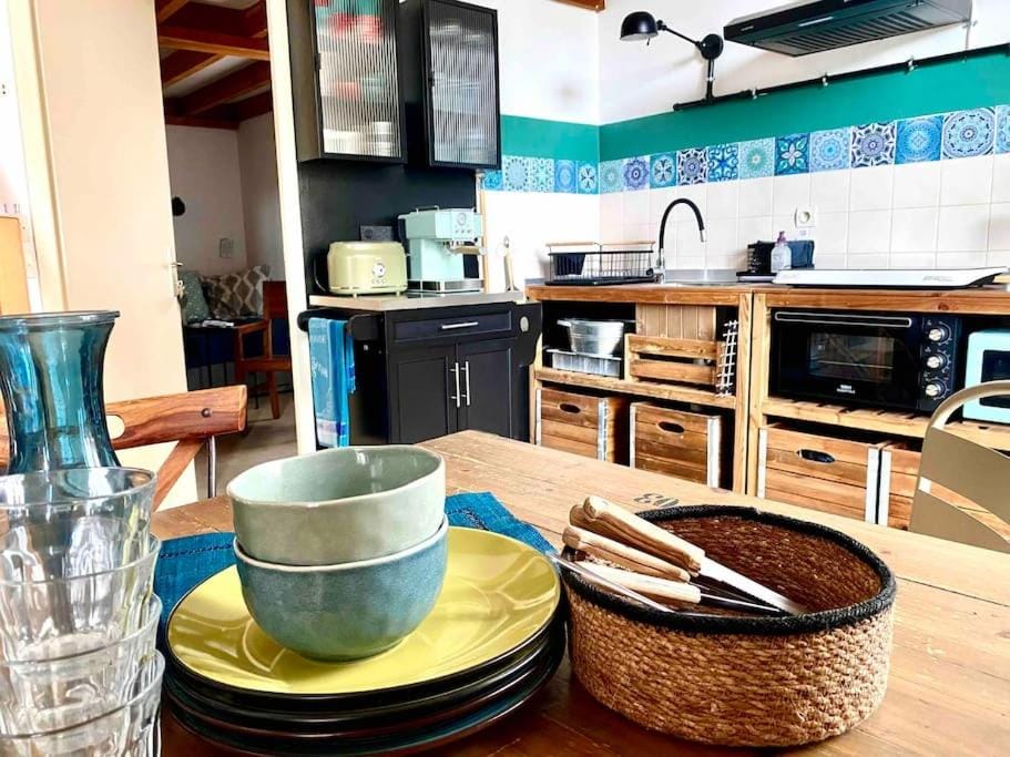 Coffee/tea facilities, Kitchen or kitchenette, Dining area, pet friendly, stove, toaster