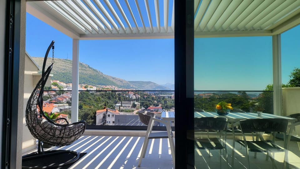 Patio, Day, View (from property/room), Balcony/Terrace, Seating area, Mountain view