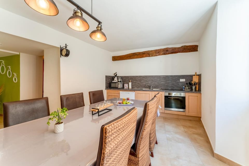 Property building, Kitchen or kitchenette, Living room